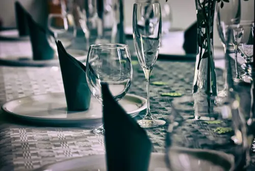 Guida alla scelta della tavola perfetta: atmosfera e sapori per la grande festa